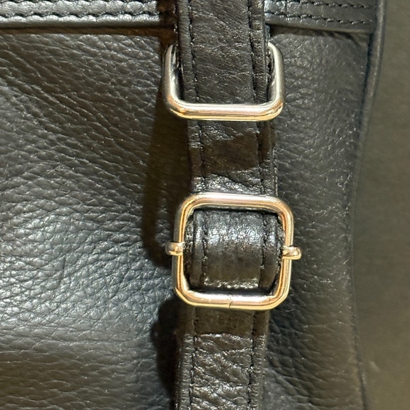 Rowallan of Scotland Genuine Leather Convertible Crossbody Backpack 11.5" X 10" - Picture 4 of 16